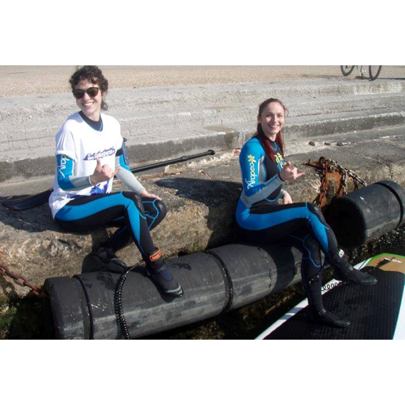 Στολή νεοπρενίου 2,5mm ολόσωμη γυναικεία μαύρη-γαλάζια Aropec (surf475)